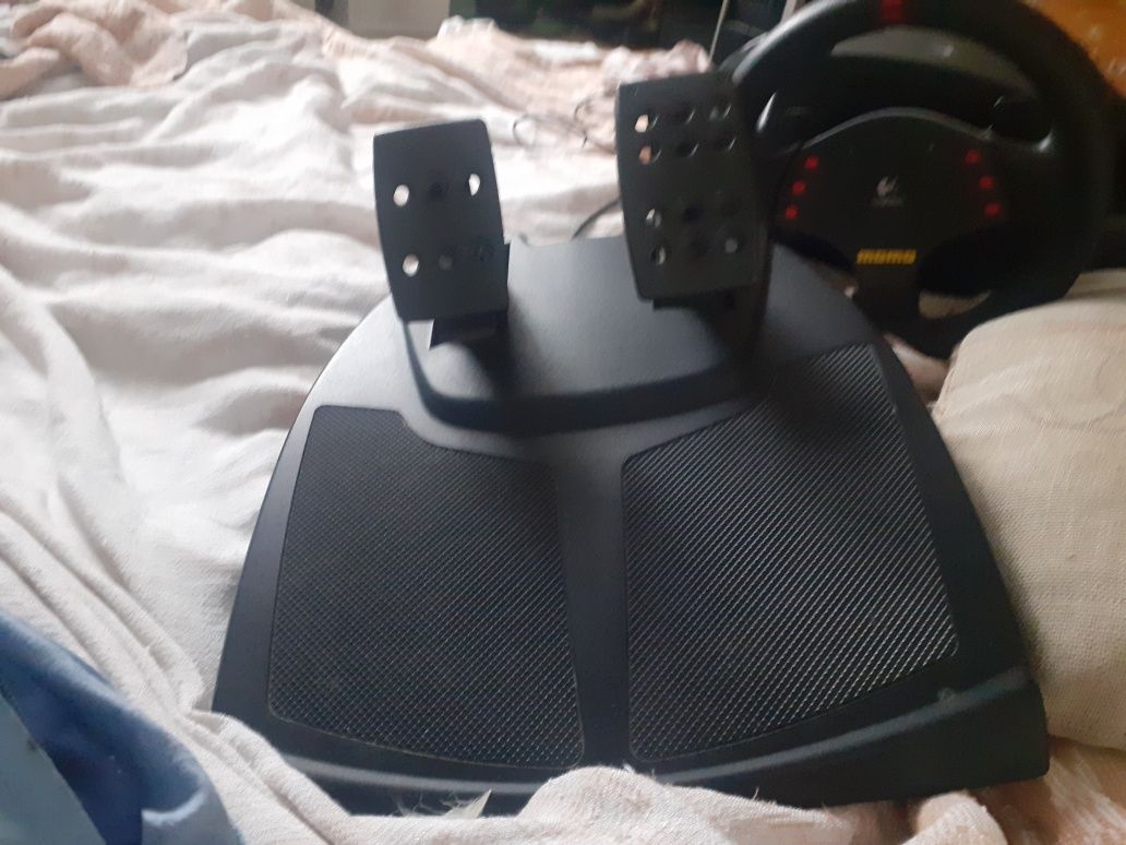 Руль и педали Logitech momo racing
