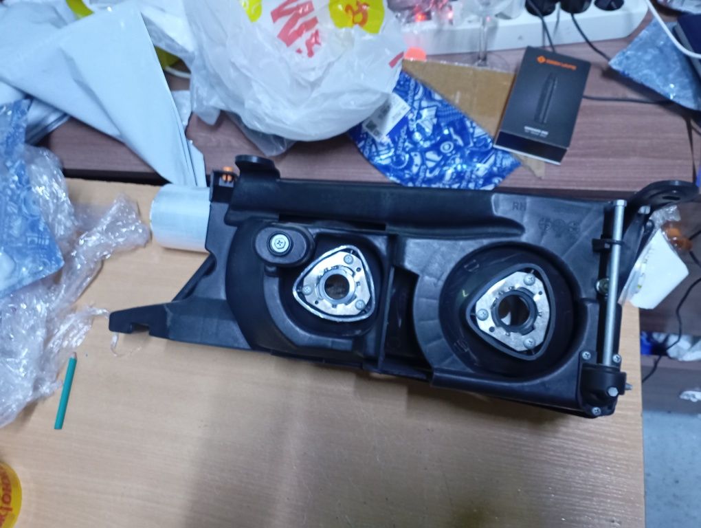Фара правая Toyota Avalon MCX10 95-99