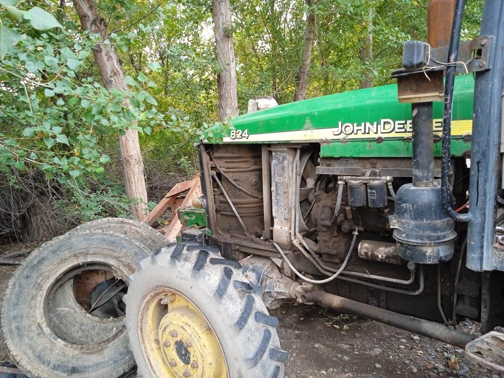 Трактор John Deere 824