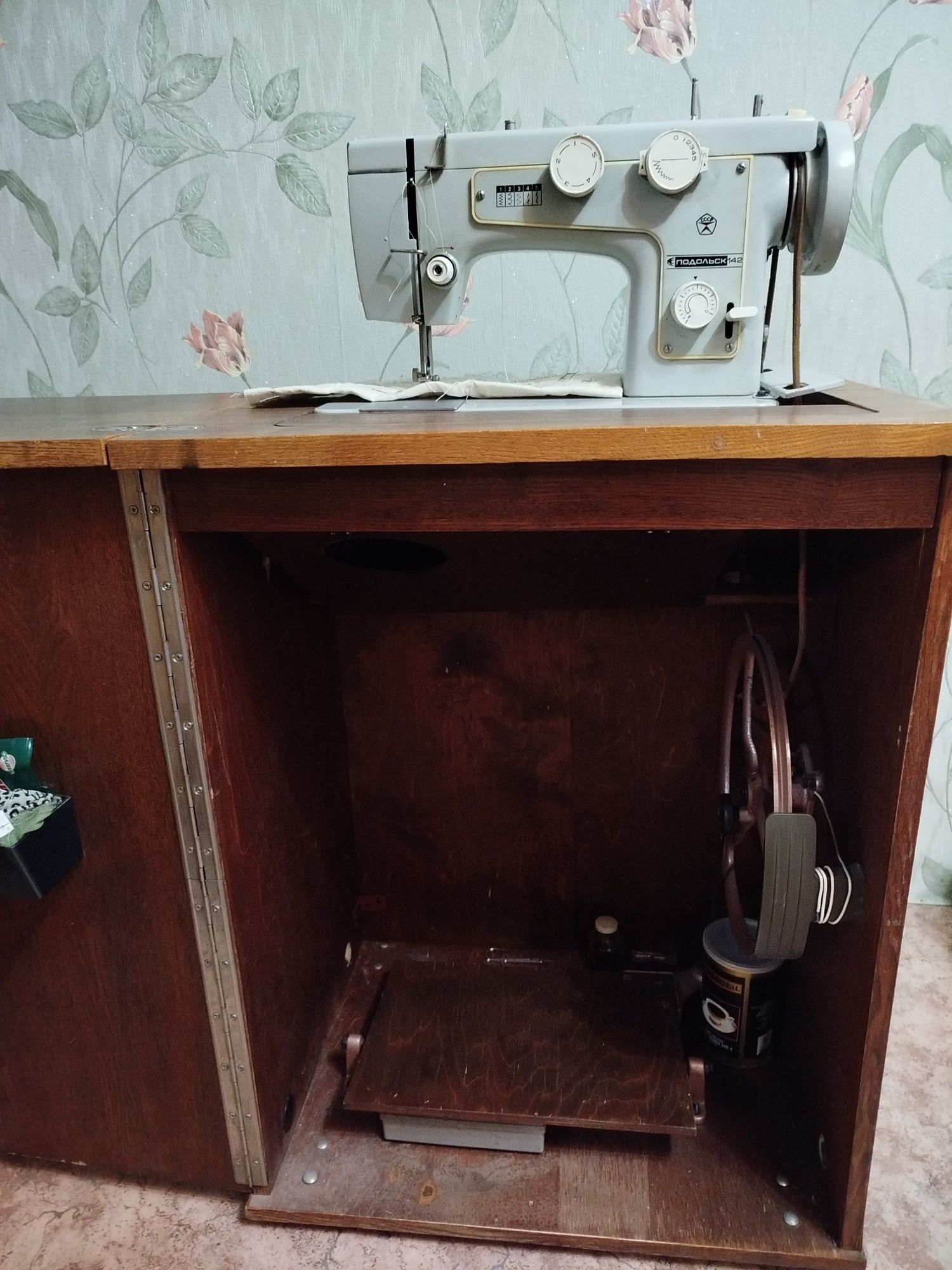 Продам швейную машину Подольск 142