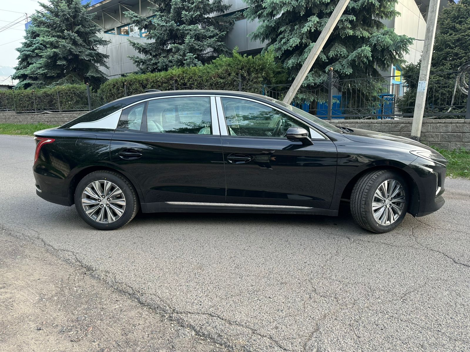 Электрокар Hongqi EQ-M5