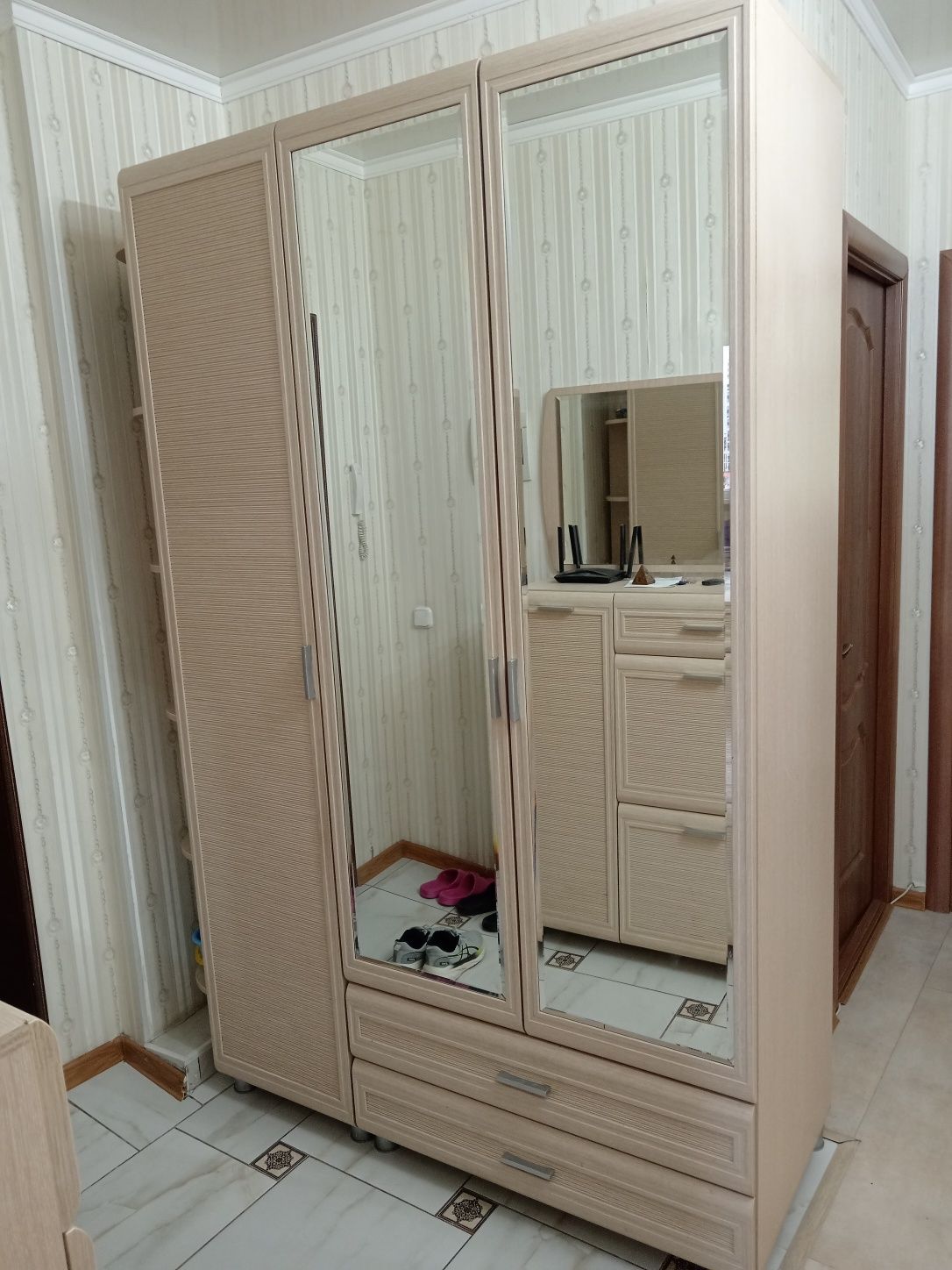 Продам прихожую в комплекте