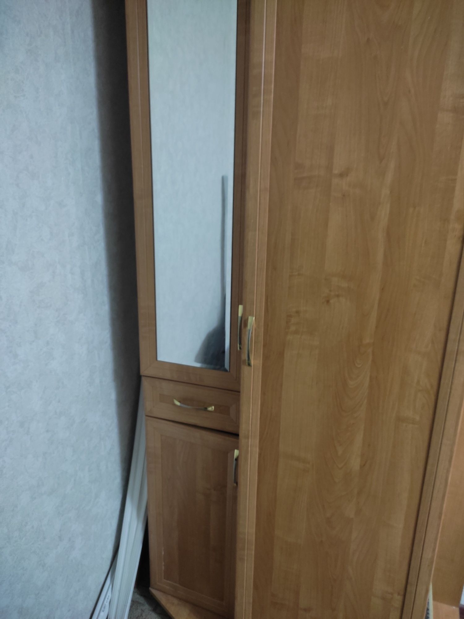 Шкаф в прихожую б/у