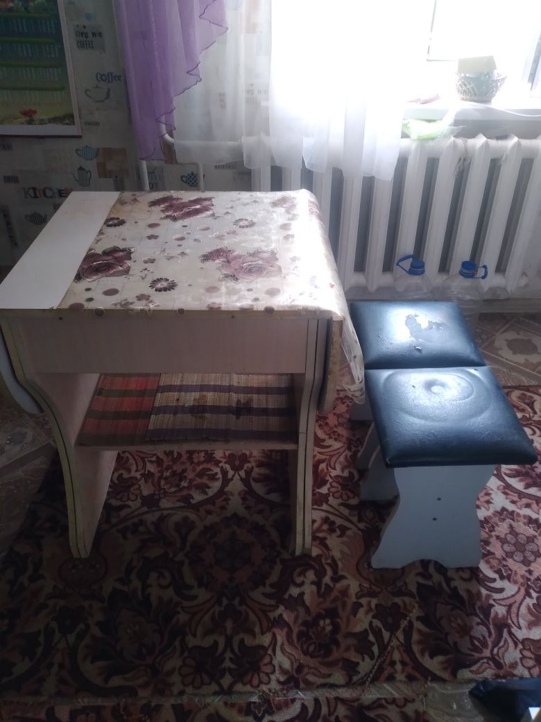 Кухонный стол  с двумя табуретками .в.хорошем.состоянии..продам