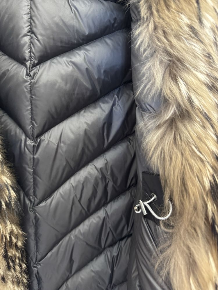 Пуховик Woolrich с мехом енота