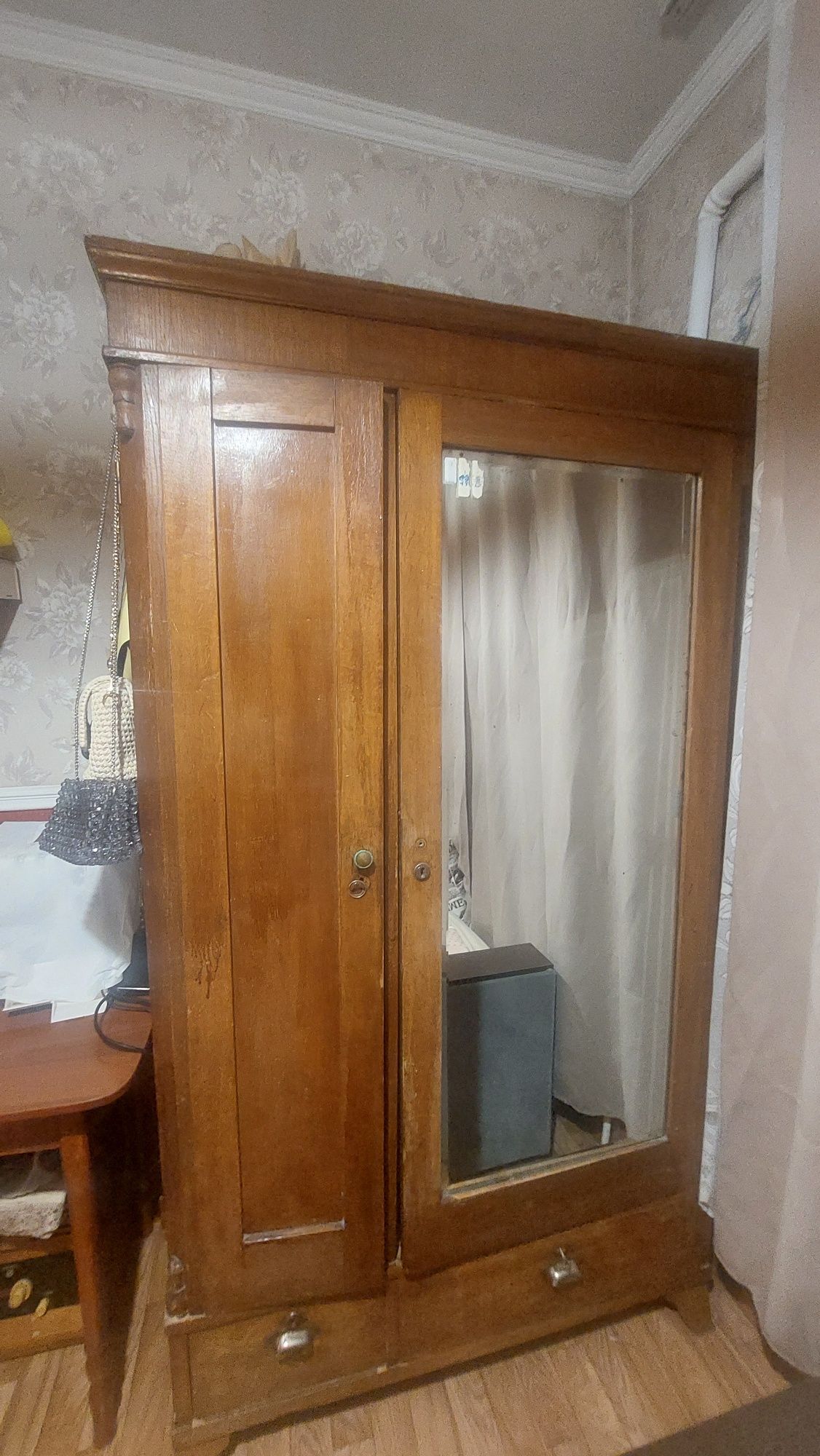 Продам старинный шкаф, Высота 197, ширина 110, глубина  60