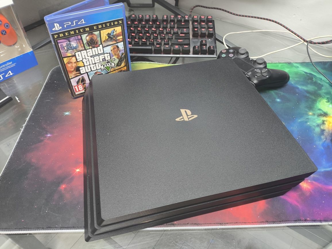 PS4 PRO 1000 GB 4K гейминг/коллекционное состояние+GTA5+2 Геймпада.