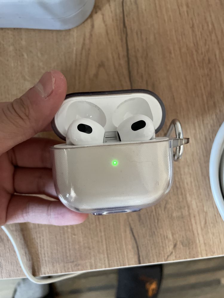 Продам AirPods 3