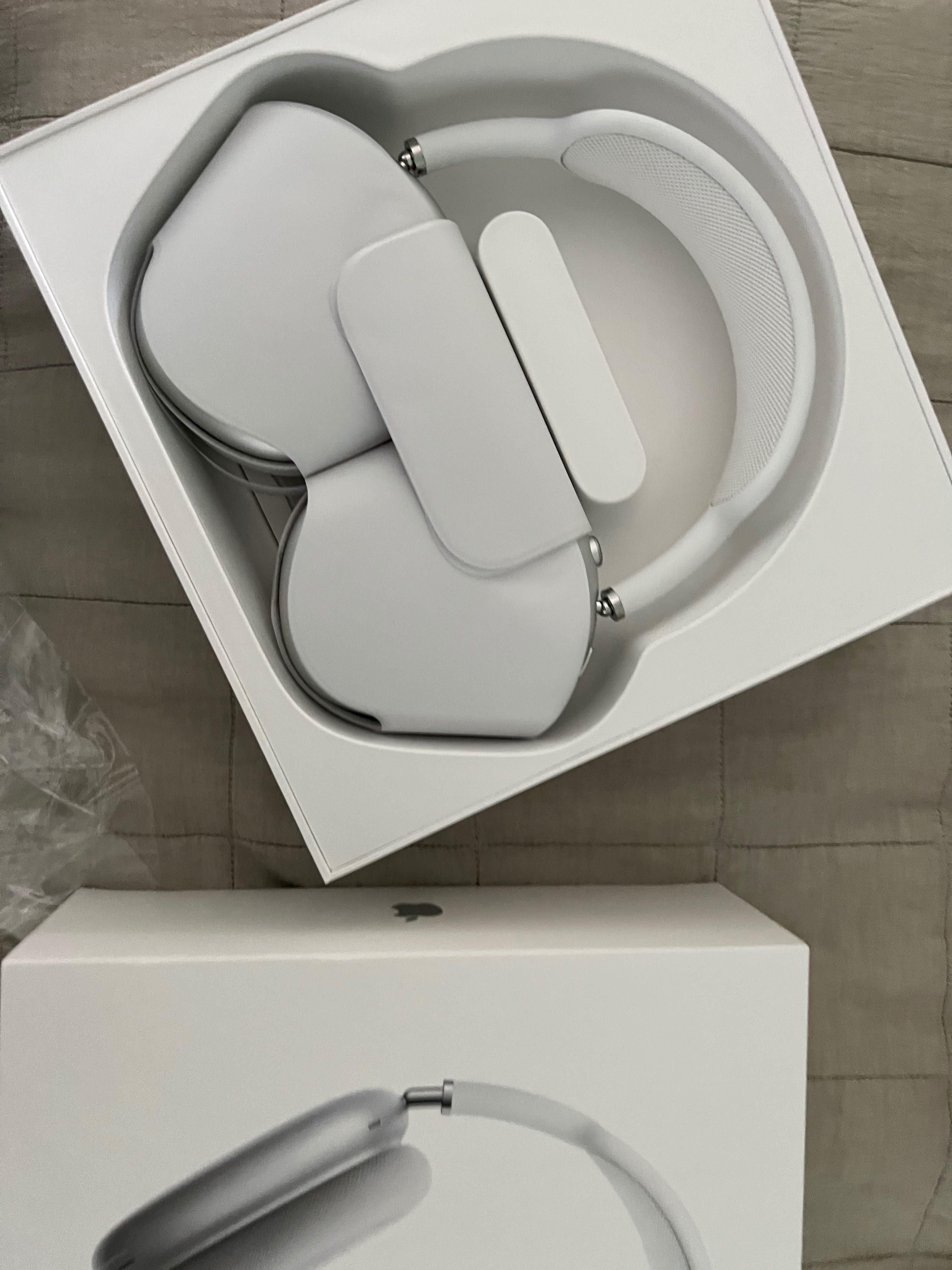 AirPods Max новые