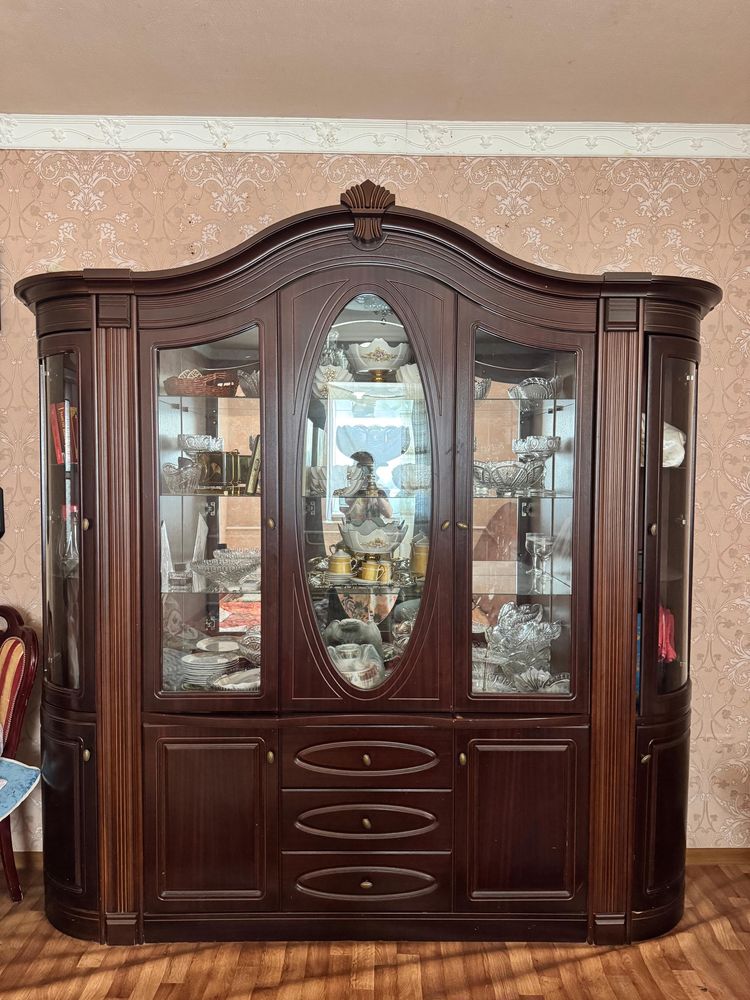 Стенка для гостинной комнаты, в хорошем состоянии, цена договорная