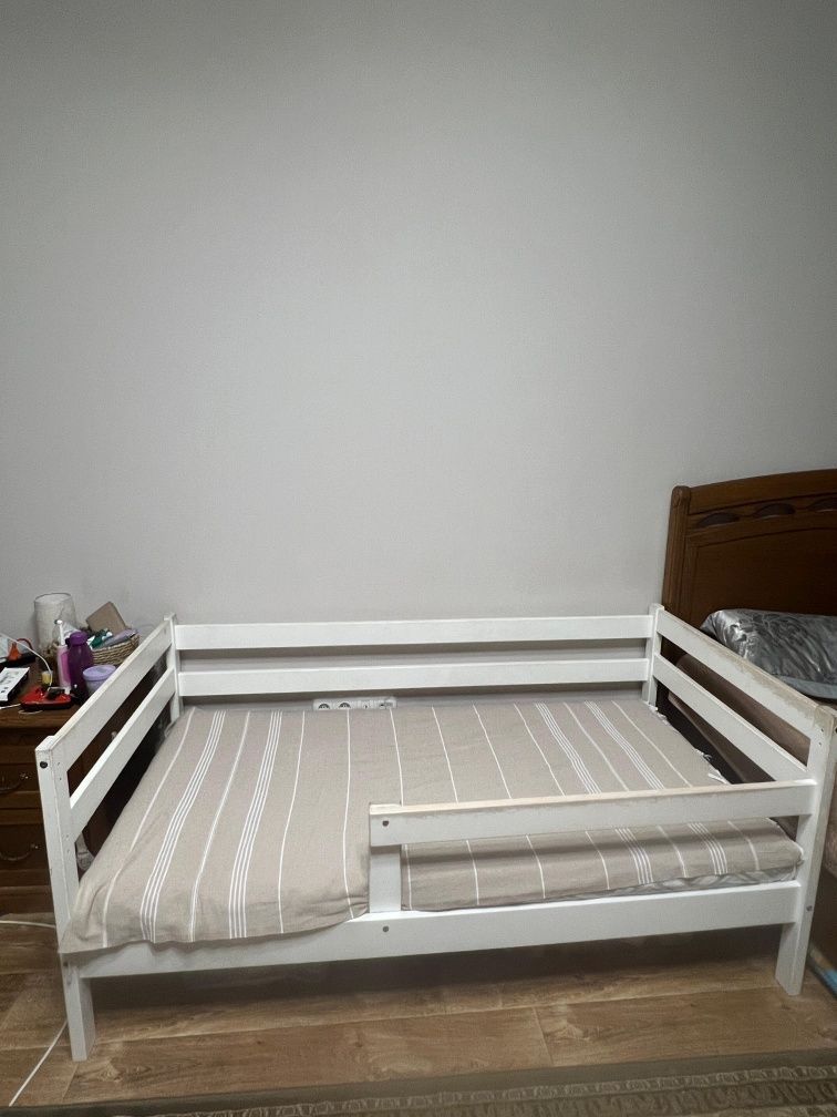 Продаётся детская кровать с матрасом - 160х80 см