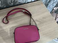 Сумочка бренда Guess