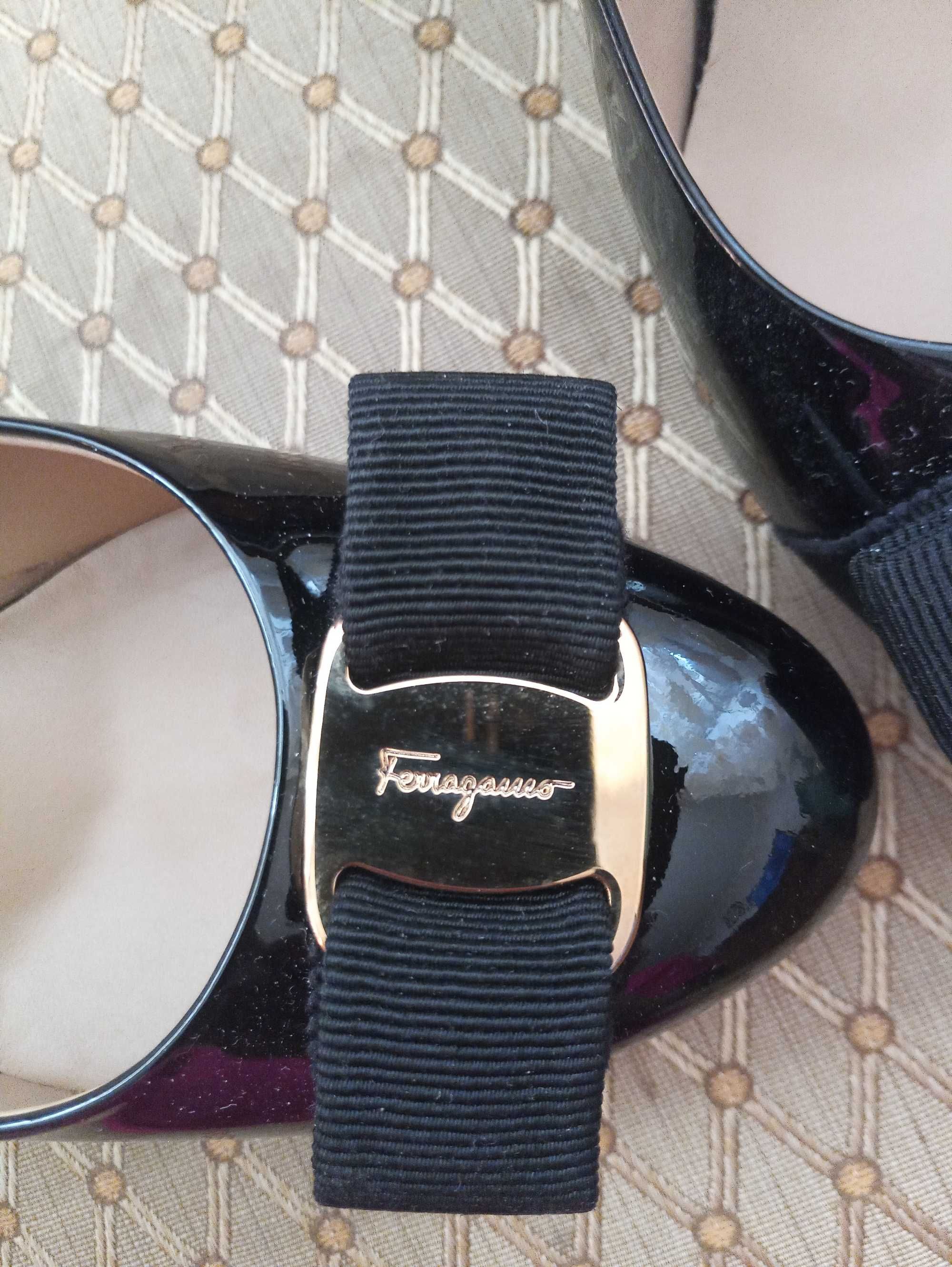 Черные лаковые туфли Ferragamo (оригинал), 36,5 размер, стопа 23,5см.