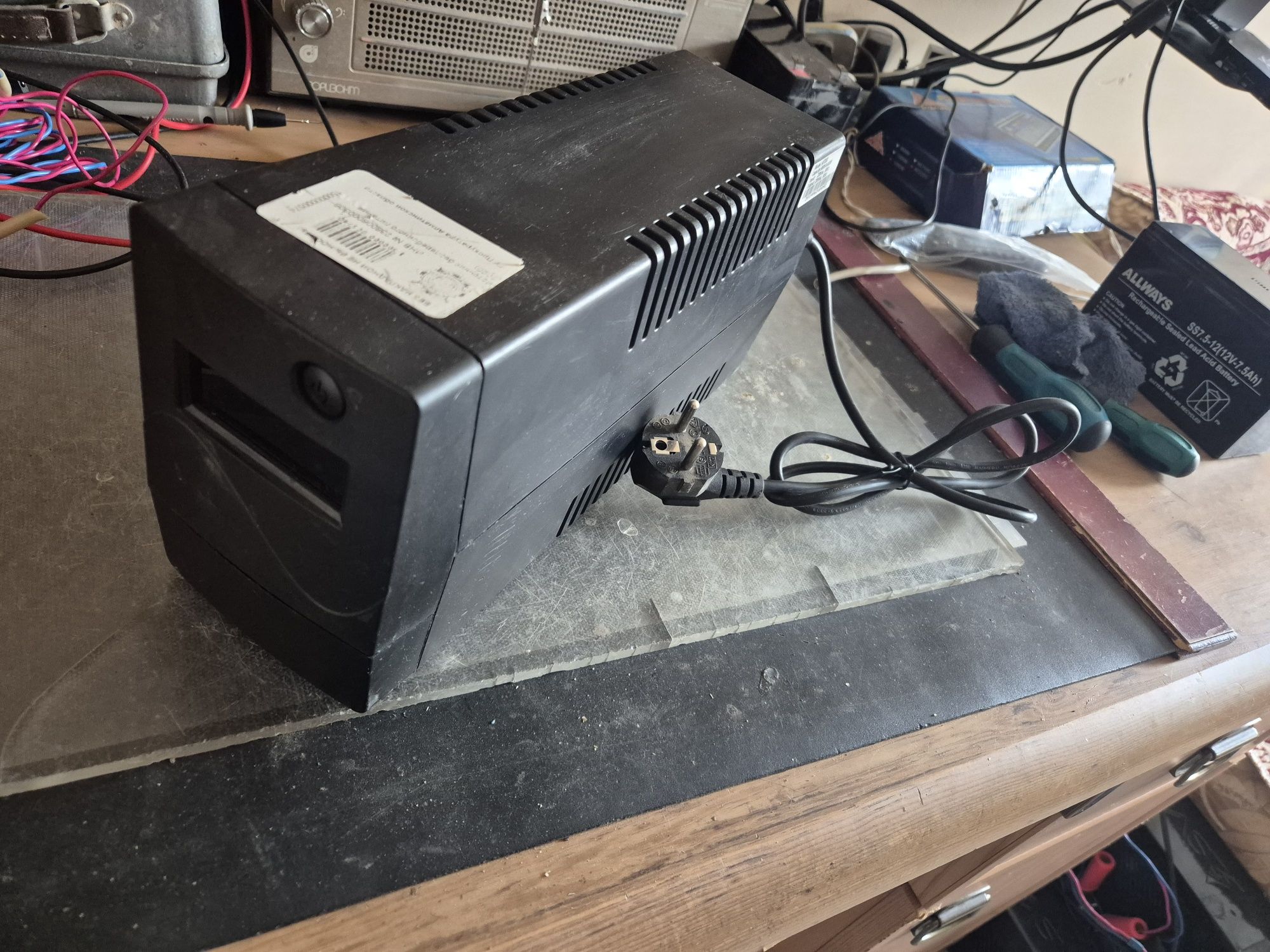 Источник бесперебойного питания для компьютера UPS