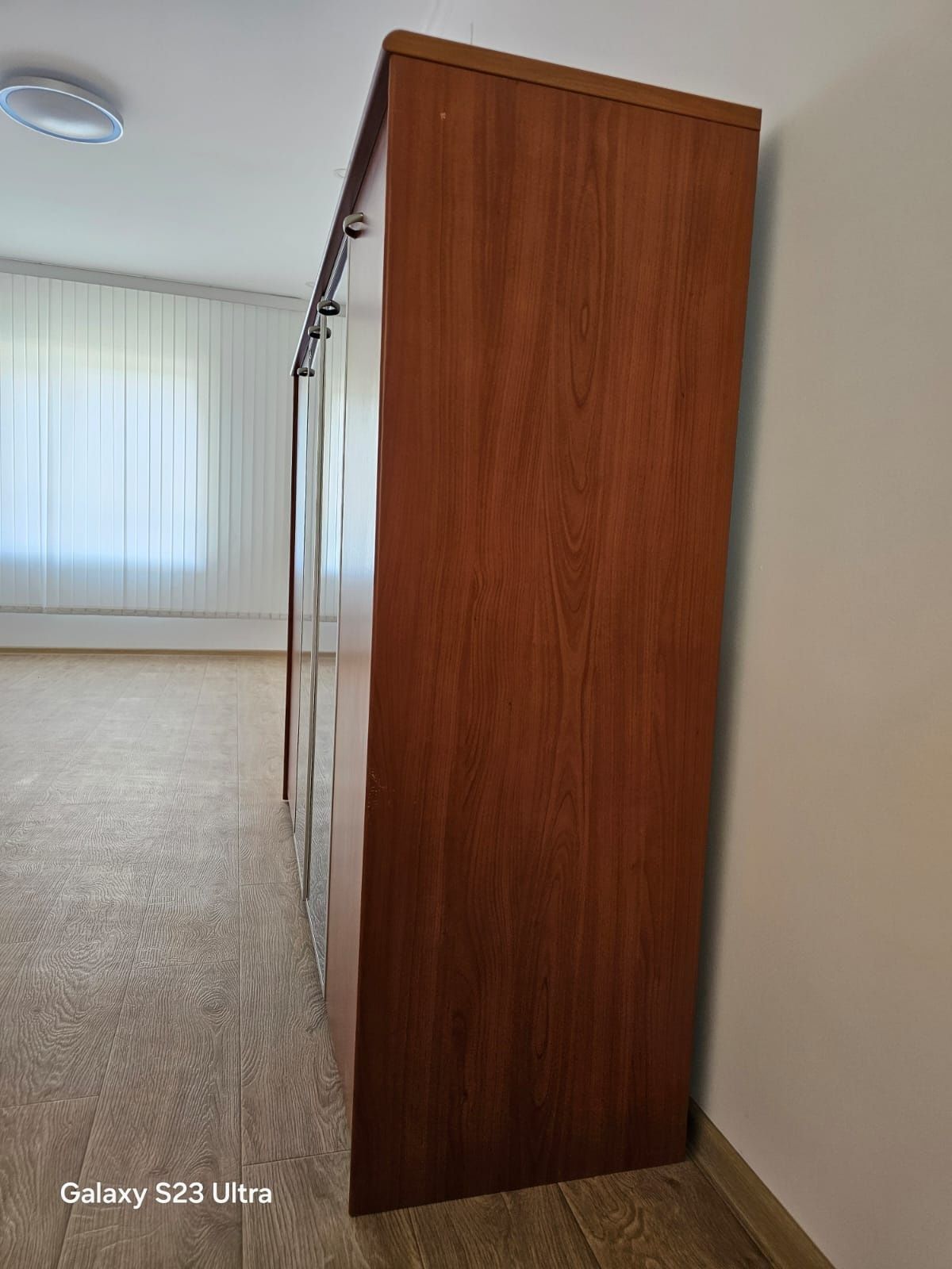 Продам шкаф в отличном  состояние