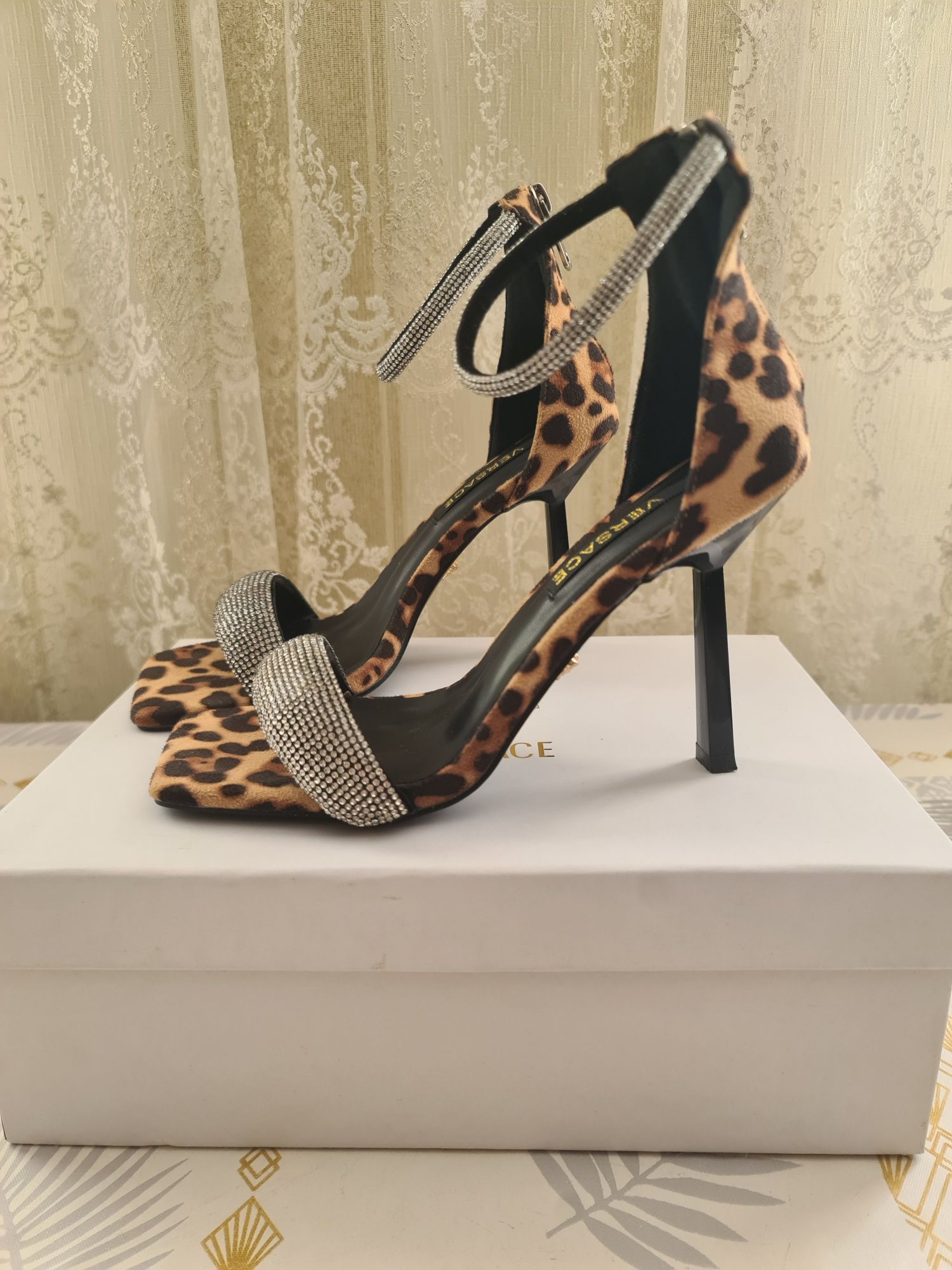 Босоножки под Versace