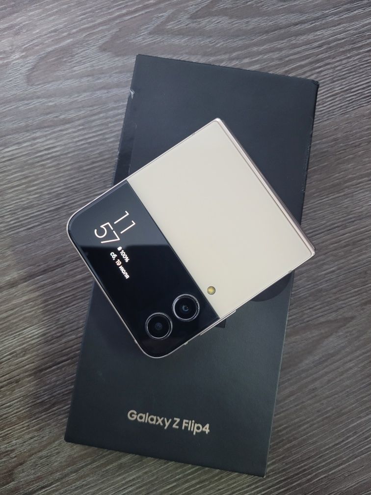 Samsung Galaxy Z flip 4 ,128 GB