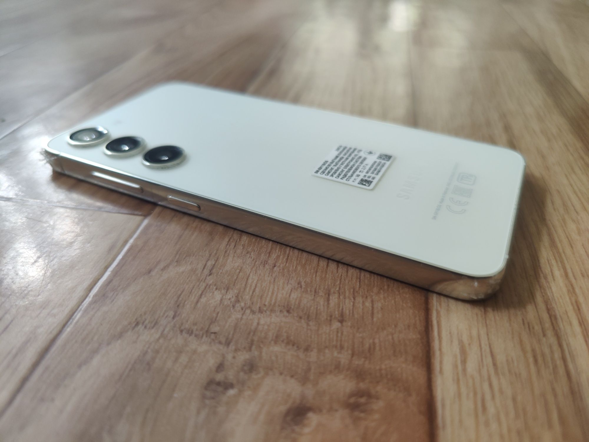 Galaxy S23 256Gb белый.