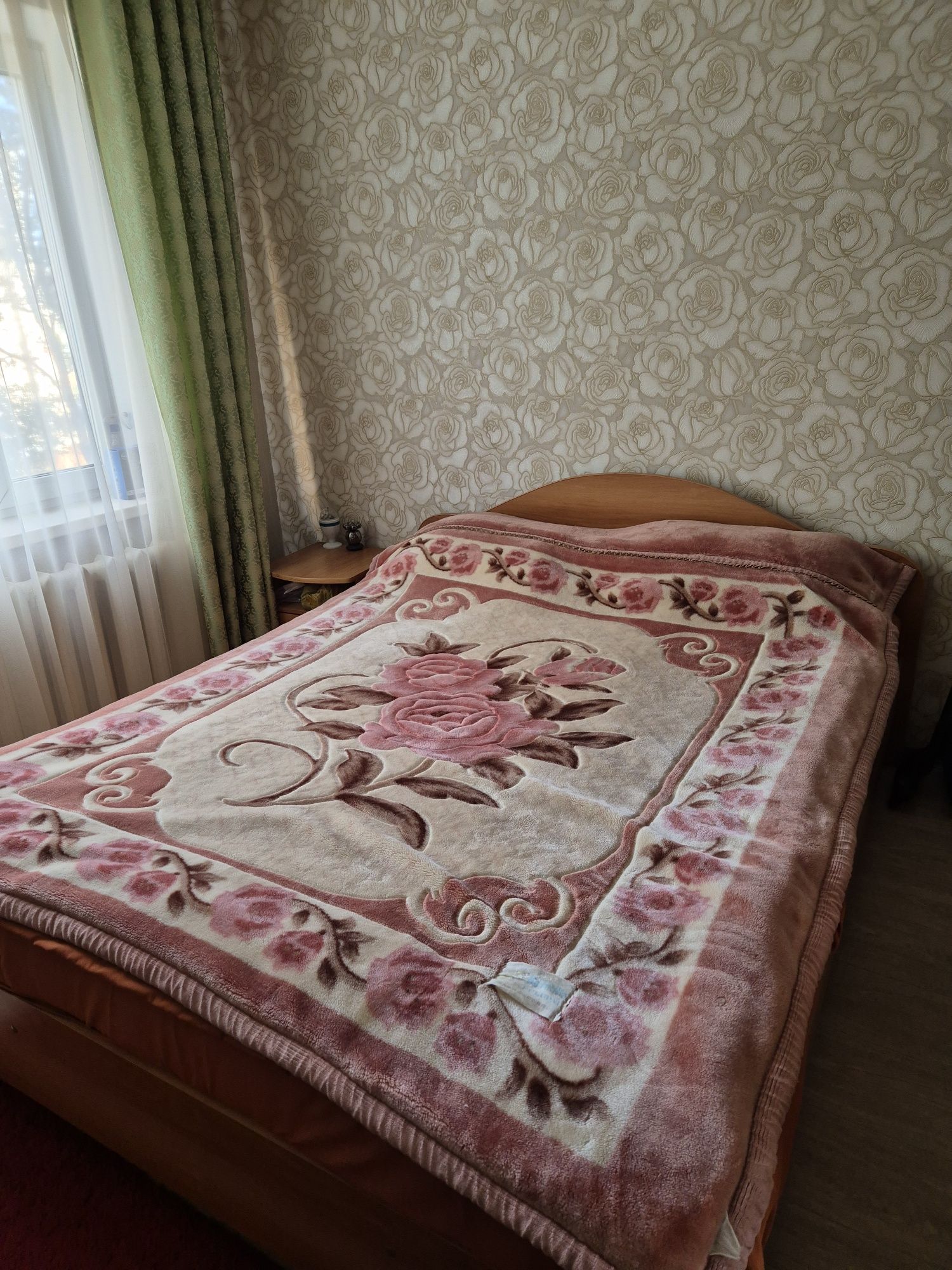 Продам спальный гарнитур б/у в хорошем состоянии.