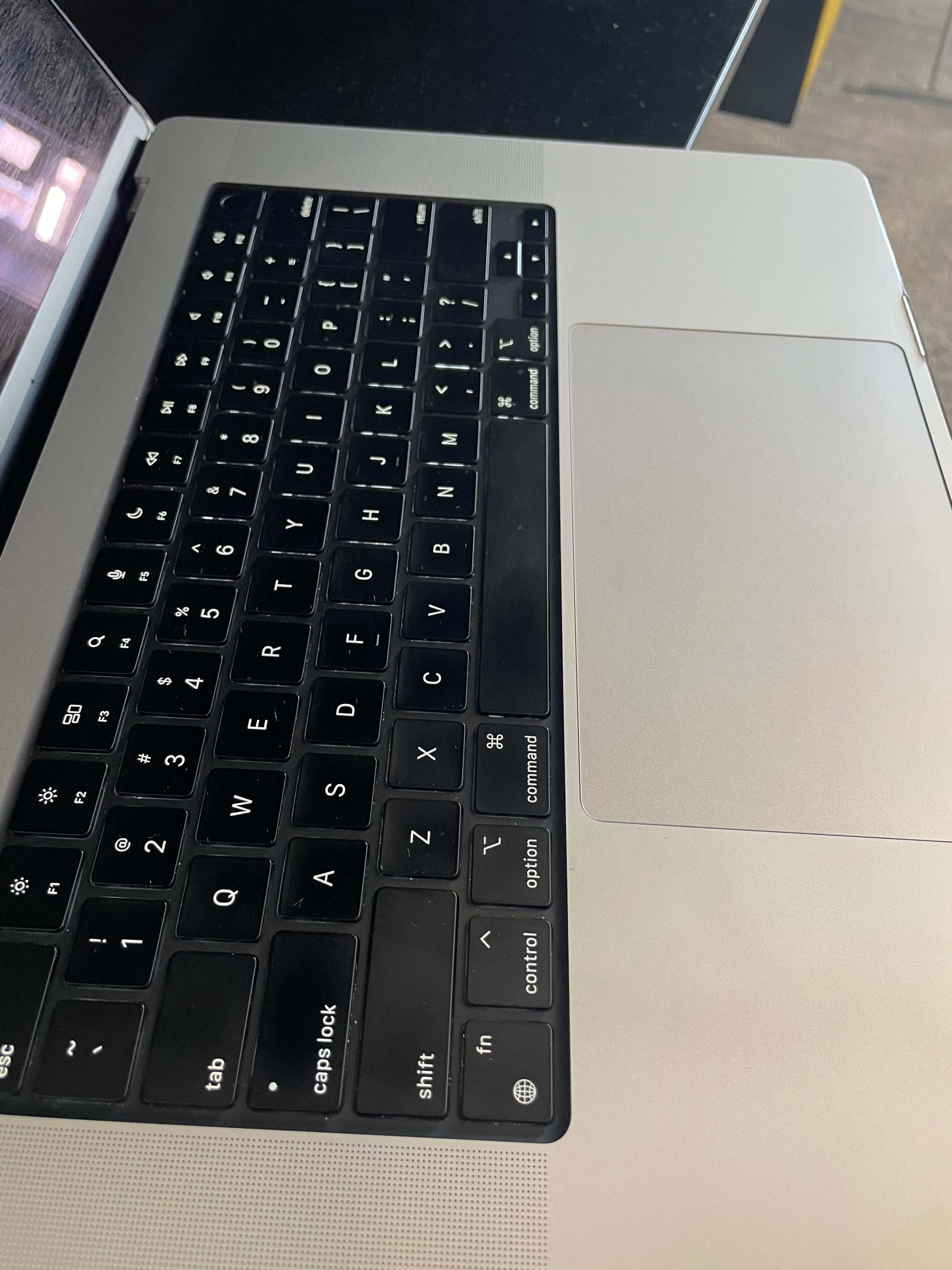 MacBook Pro 16” M3 Pro / 18GB / 512GB / Идеал / 138 циклов