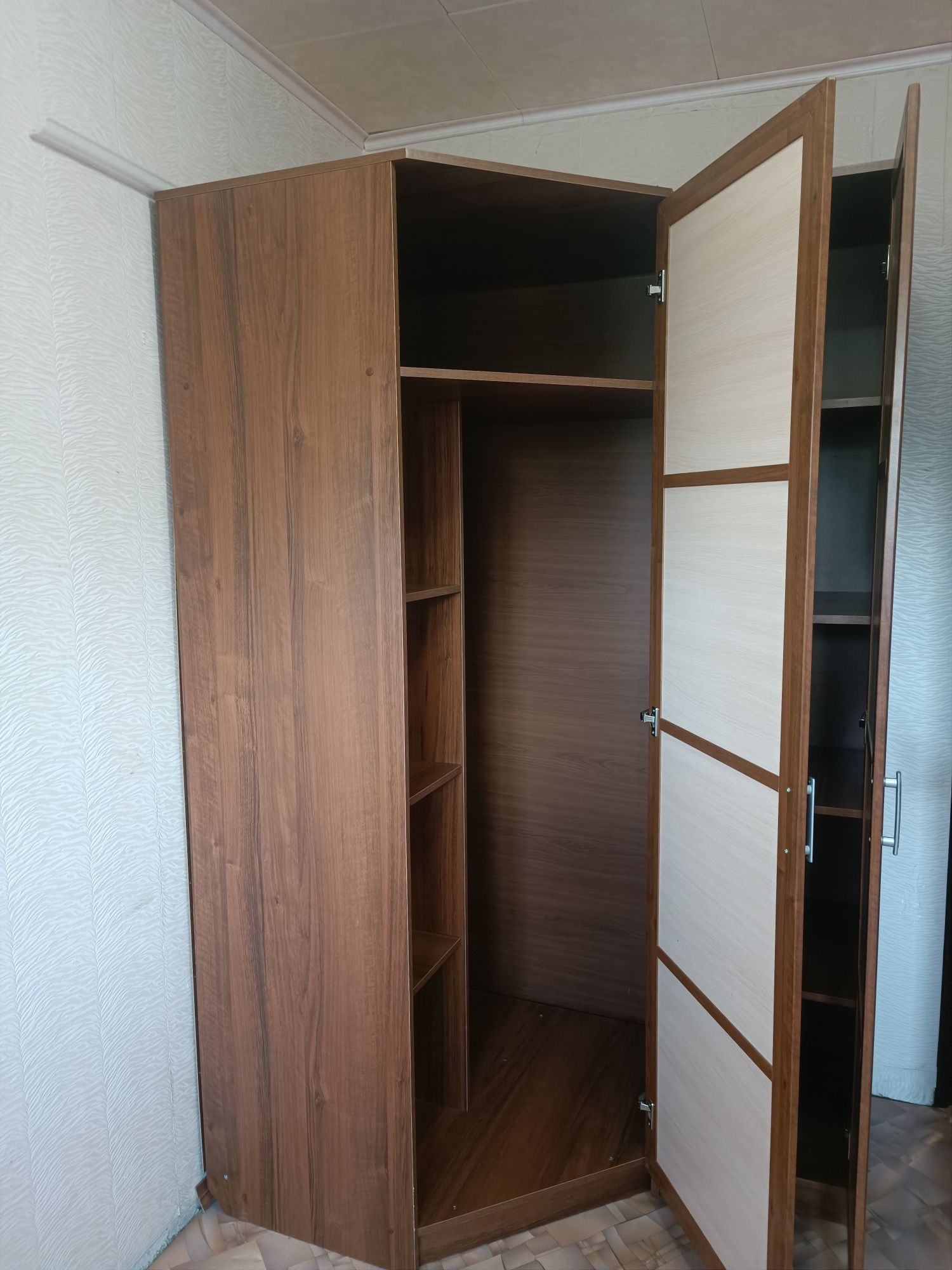 Продам угловой шкаф в спальню