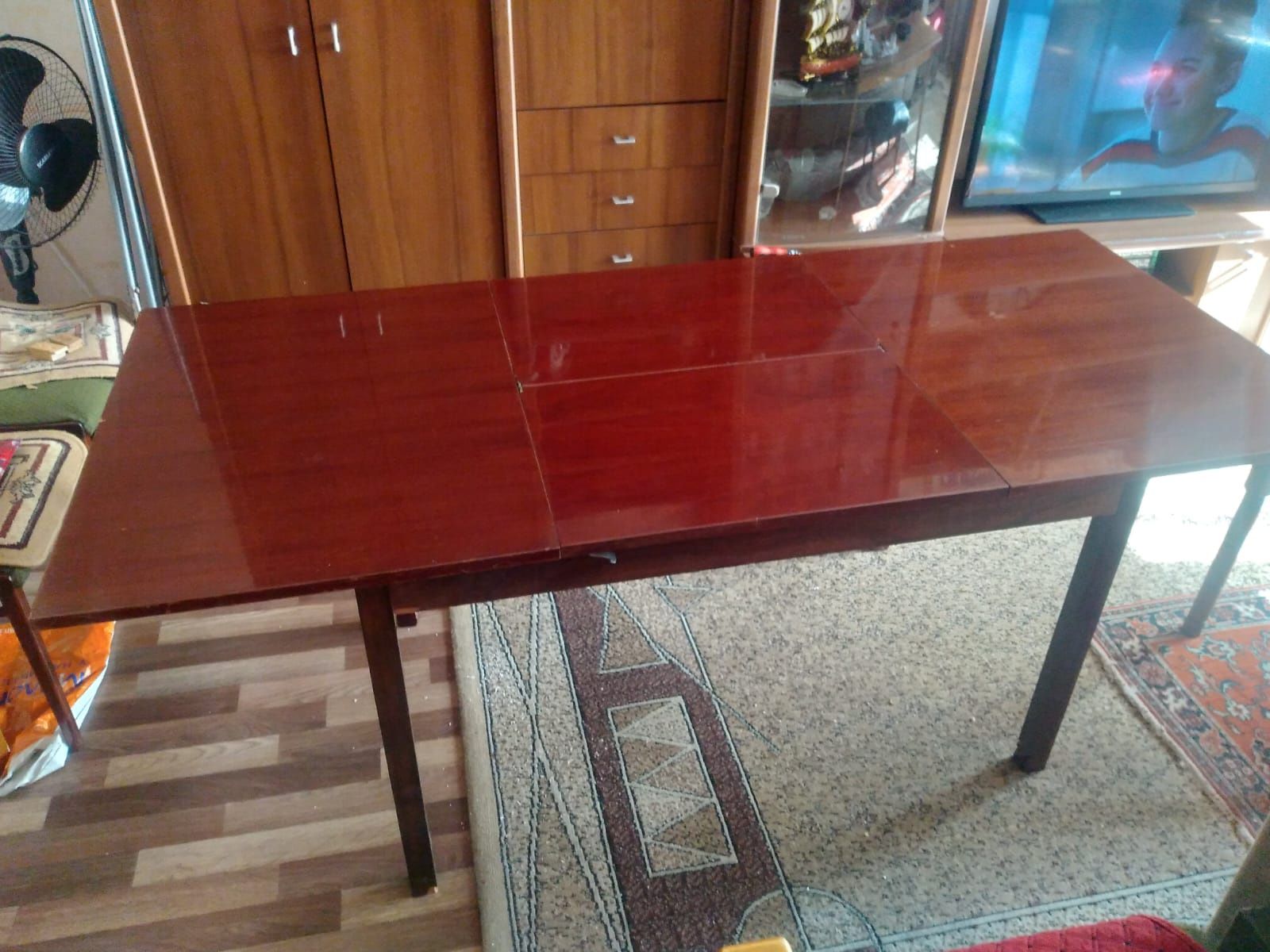 Срочно продам стол раздвижной