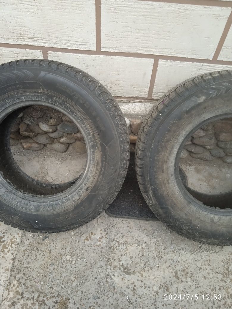 Продам комплект б/у шин демесизон состояние хорошее ' по низкой цене !