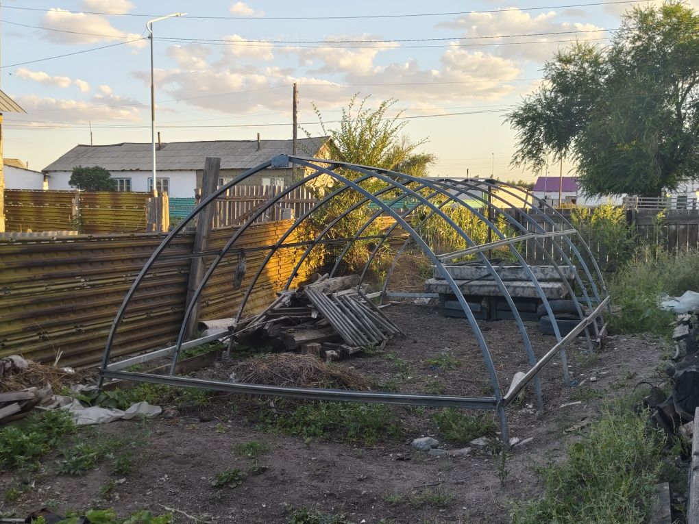 продам теплицу без пленки за 50000тг возможен торг