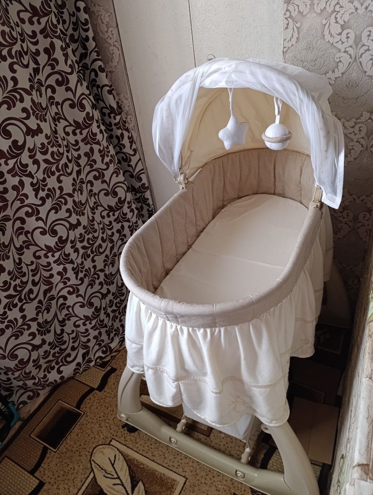 Колыбель с рождения и до года.