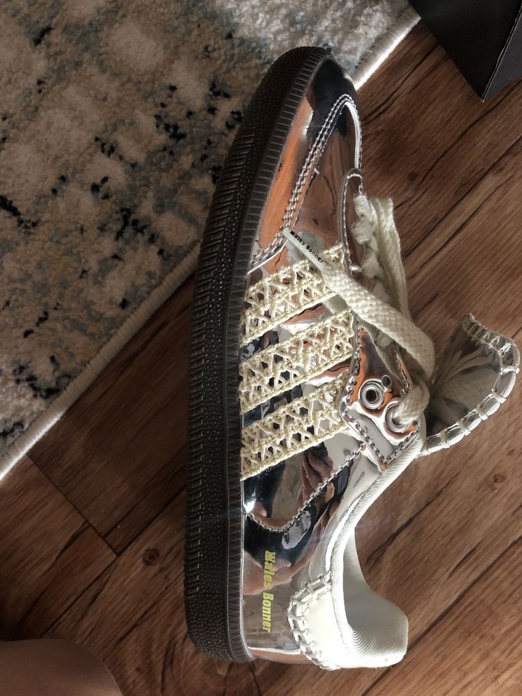 Продам кроссовки adidas имеется коробка пыльник еще одна пара шнурков