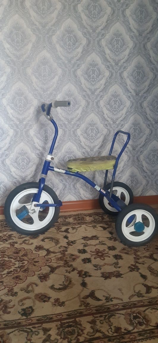 Игрушечные велосипед синего цвета