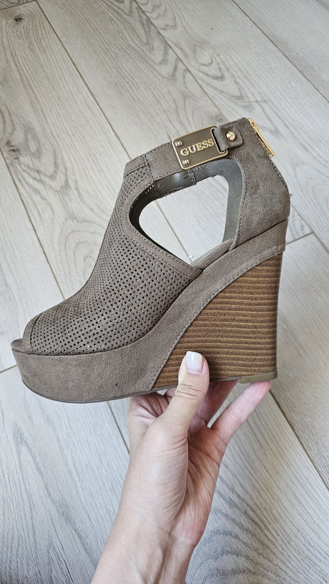 Новые босоножки на танкетке Guess