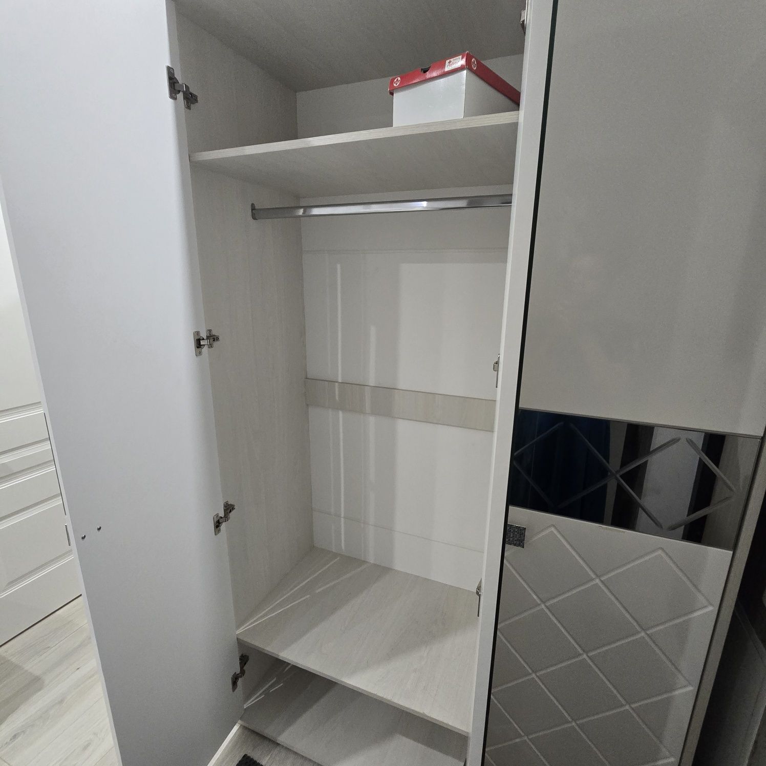 Продам шкаф для спальни и прихожей