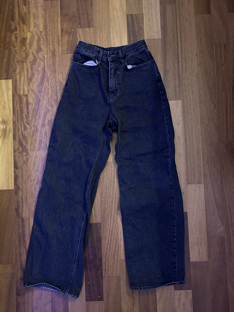 черные джинсы и шорты H&M