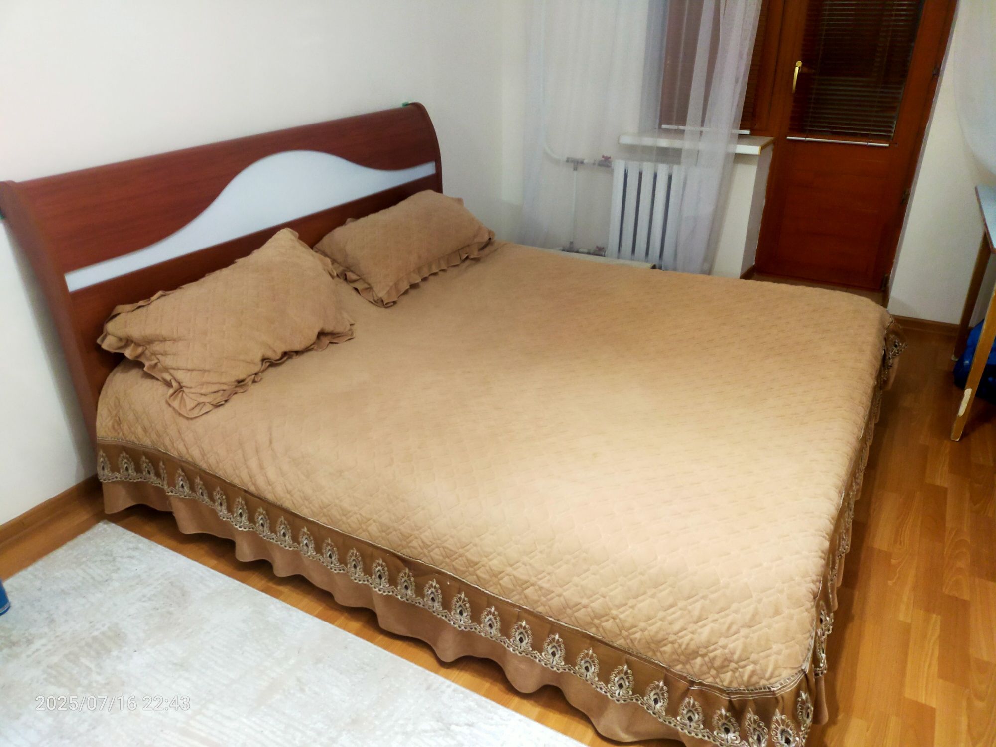 Продам прихожую,кровать и детские кровати
