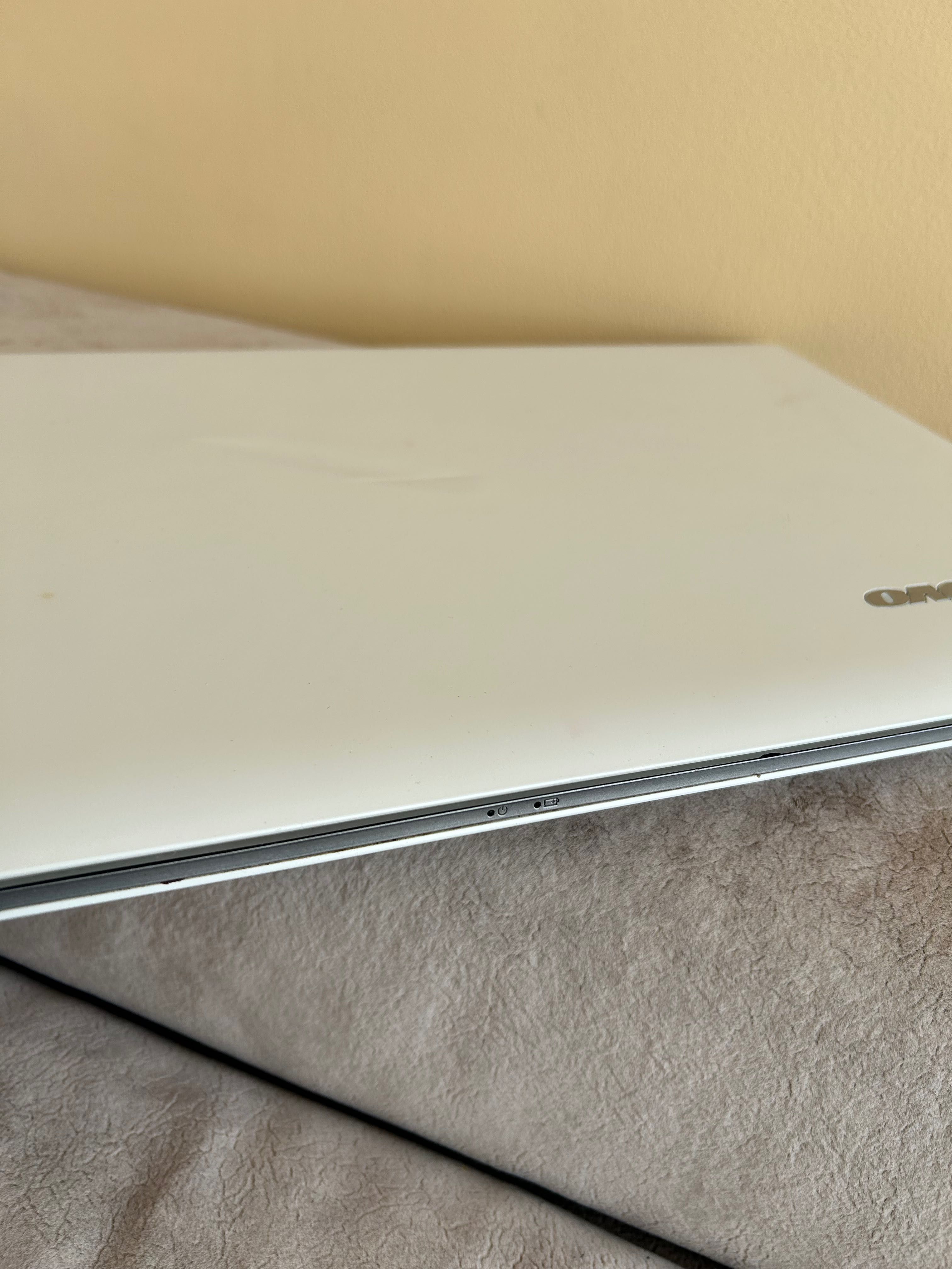 Ноутбук Lenovo белого цвета