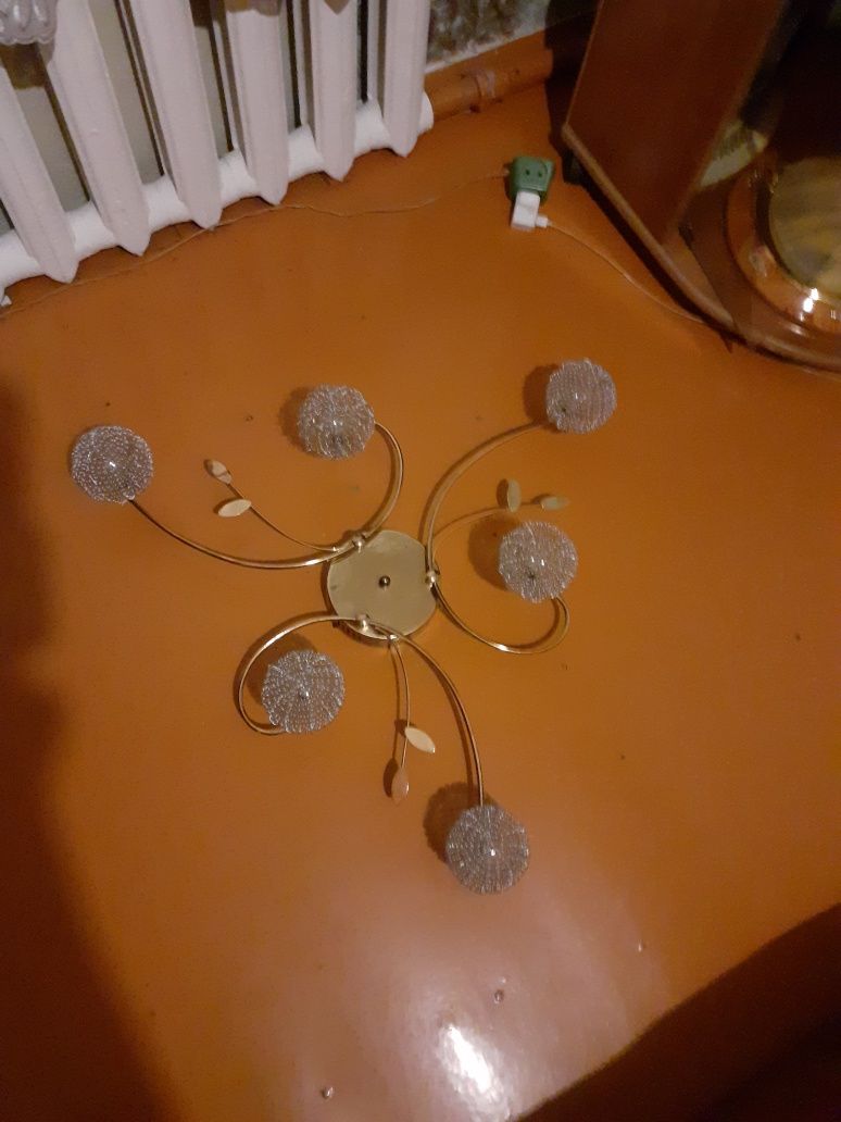Продас люстру в спальню