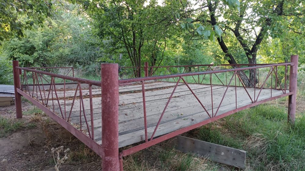Тапчан агаштарымен бирге жагдайы жаксы калын материал
