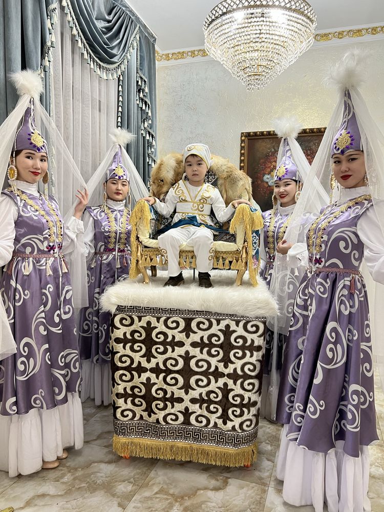 Танцовщицы, трон ,так