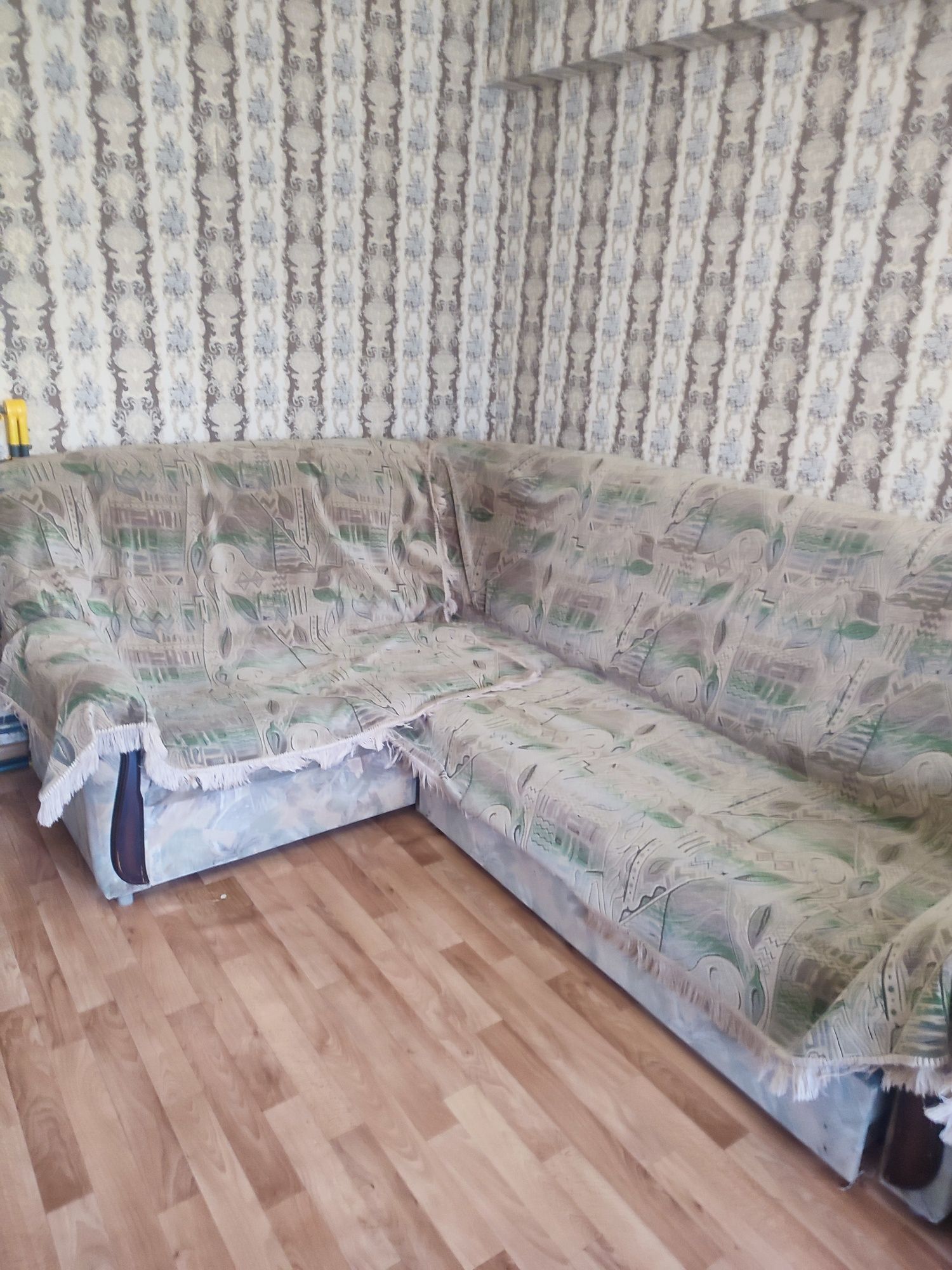 Срочна продам диван и кресло б/у. Цена договорная.