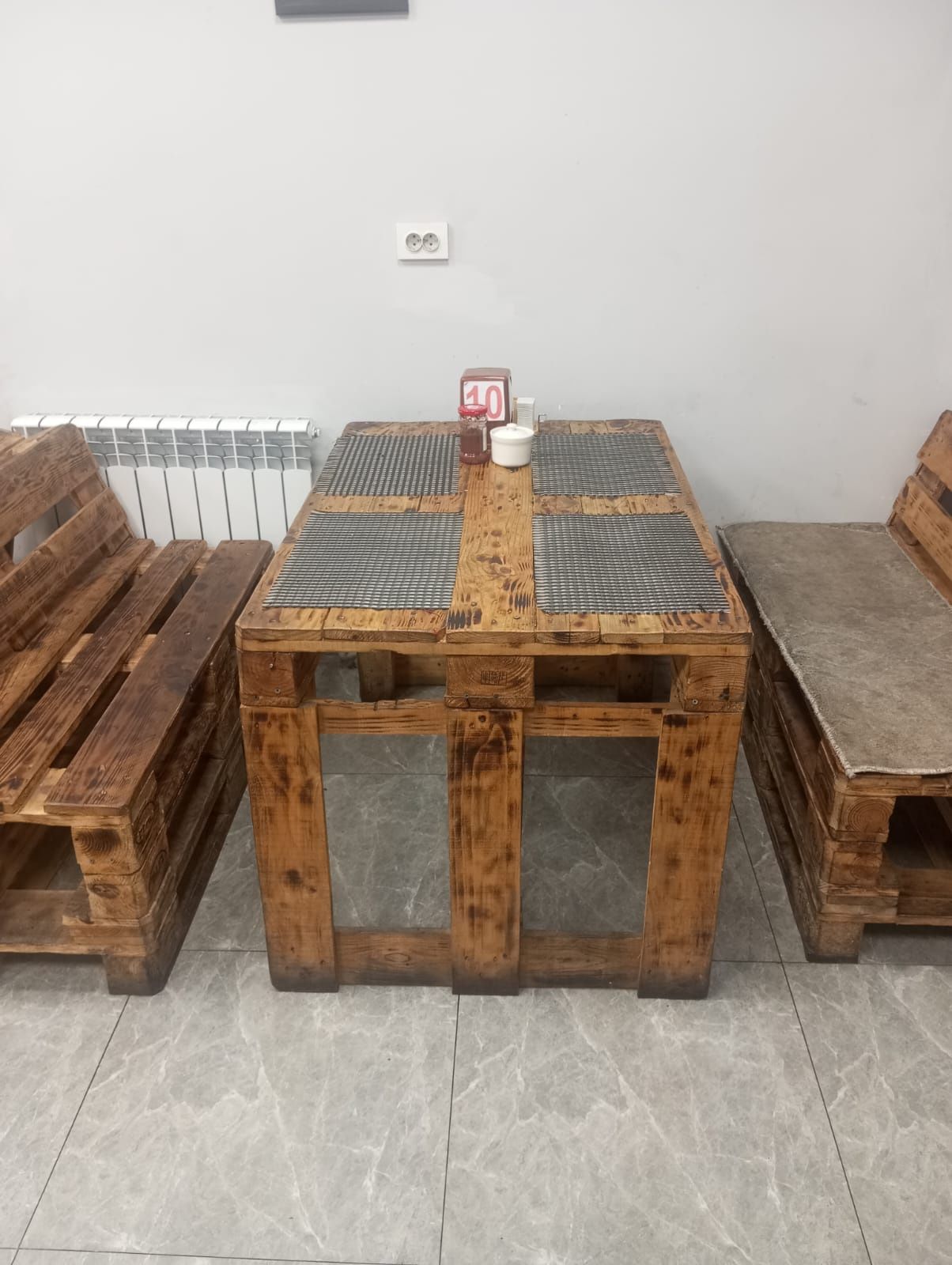 Стол стулья для кафе