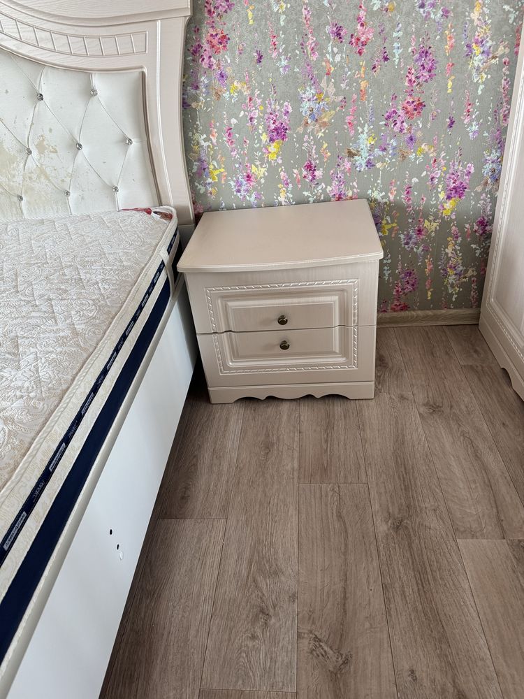Продам кровать 200*180    2 тумба  комод с зеркалом торг есть