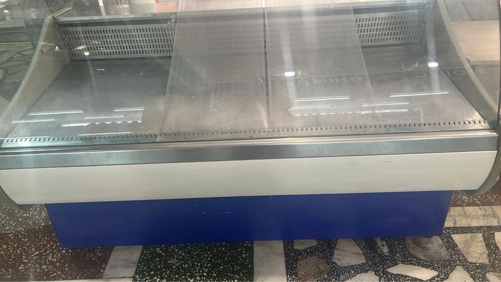 Продам холодильную витрину