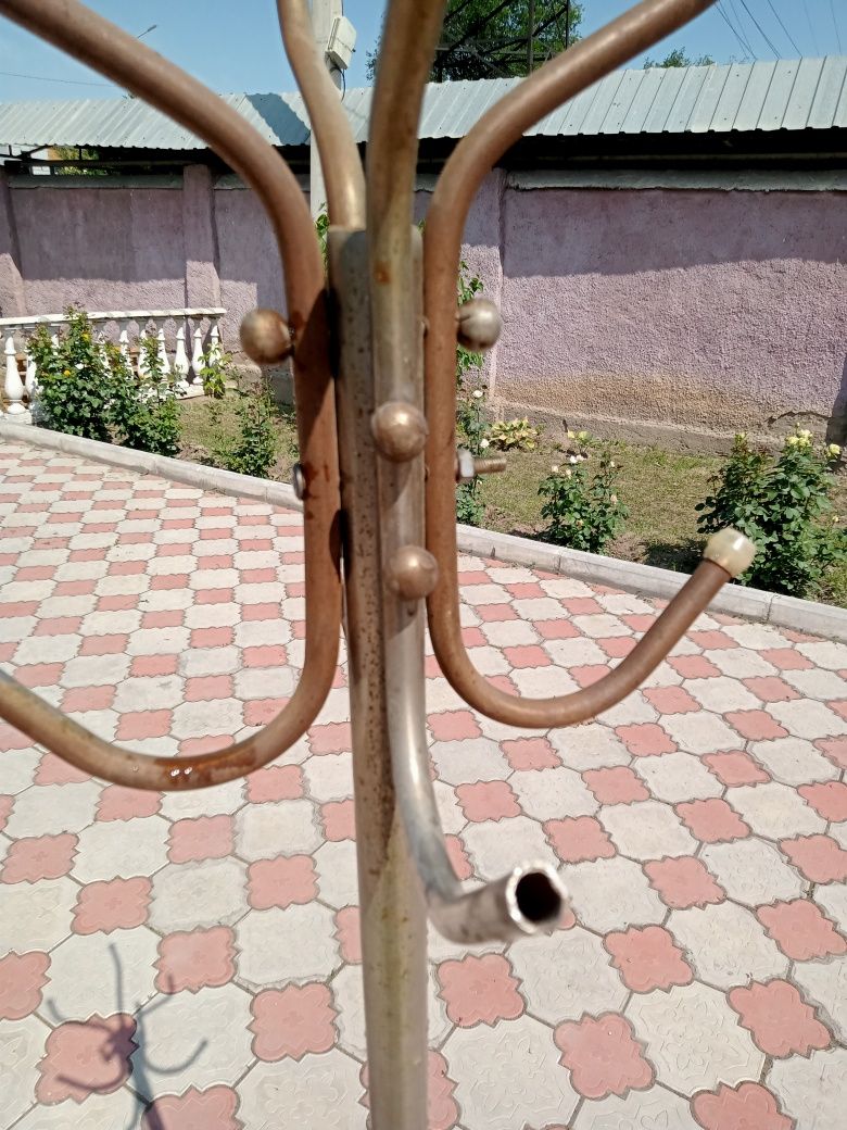 Стальная вешалка