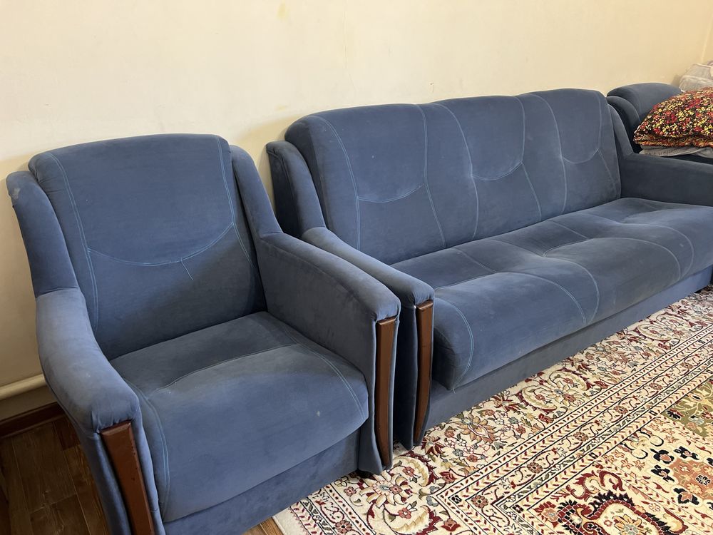 Продам диван с двумя креслами
