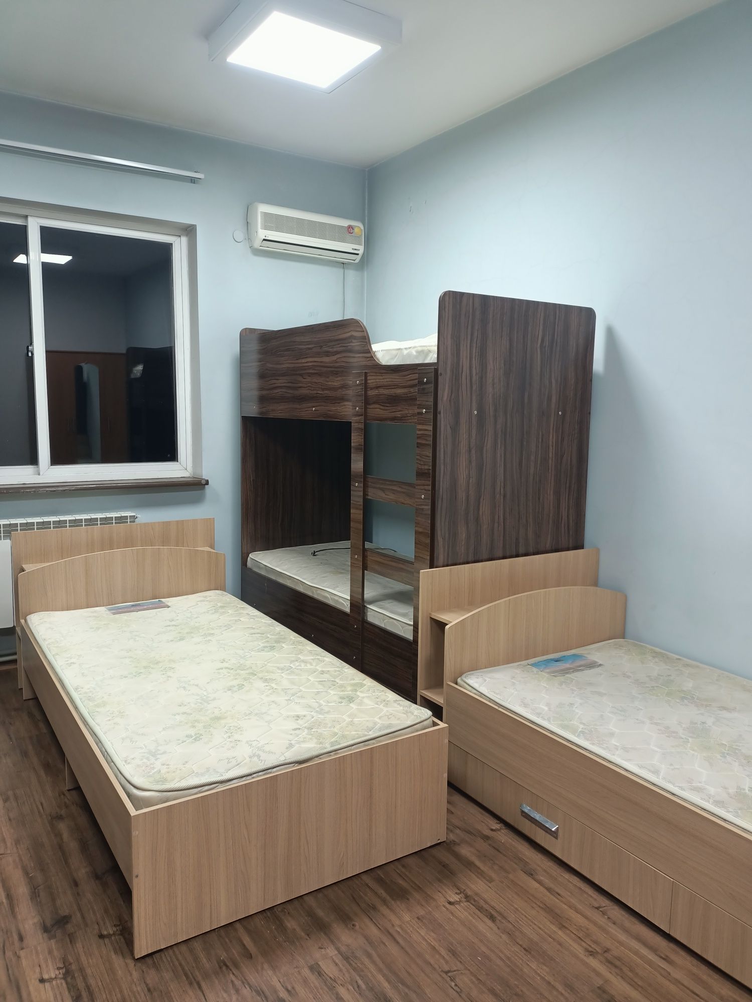 кровать для Дома Гостиница Новая. Шкаф и кровать с матрасом
