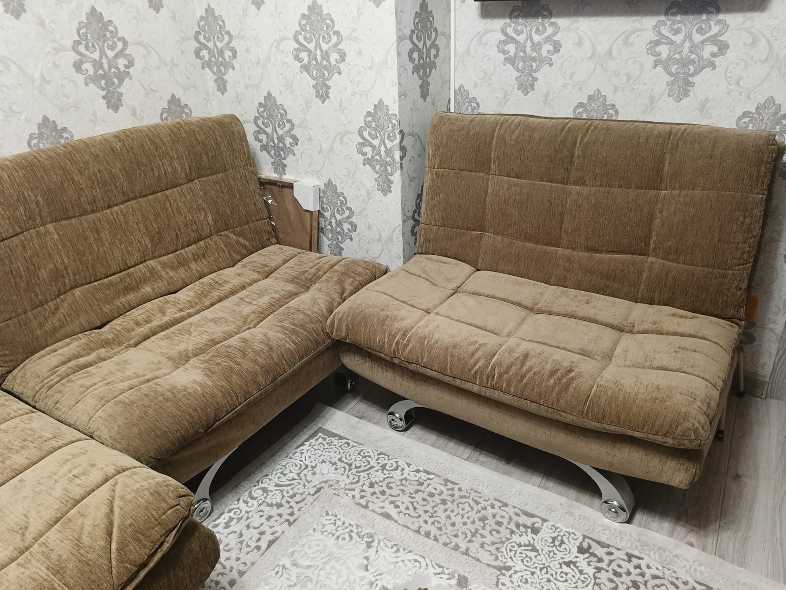 Продам диван с 2 креслами