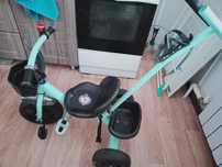 Продам зелёный велосипед трёхколёсный с ручкой.