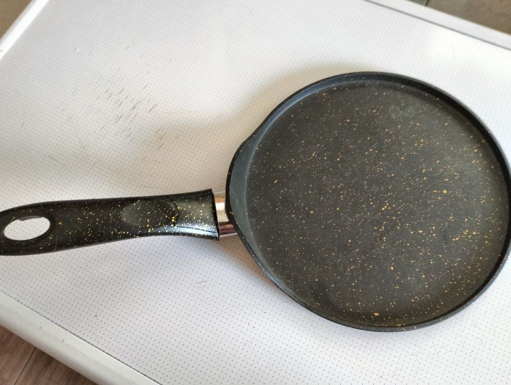 Продам сковороду блинную