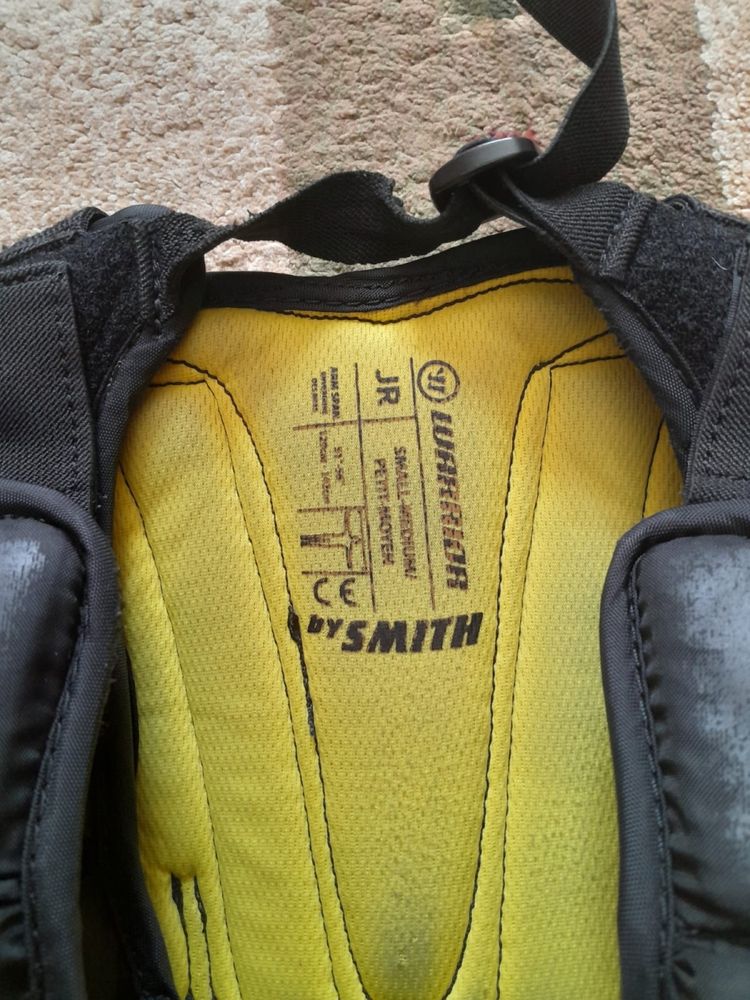 Продам нагрудник вратарский